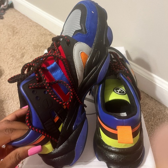 Men’s track shoe size 8. I’ll take best offer - Picture 2 of 4